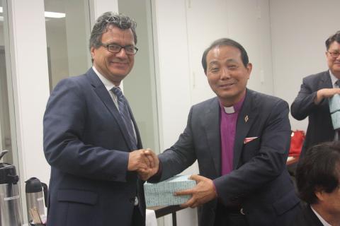 Thomas Kemper mit Bischof Yong Jai Jun aus Südkorea